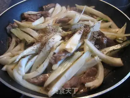 Make stir-fried mutton shoulder pork with fennel head step 7