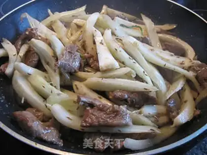Make stir-fried mutton shoulder pork with fennel head step 8