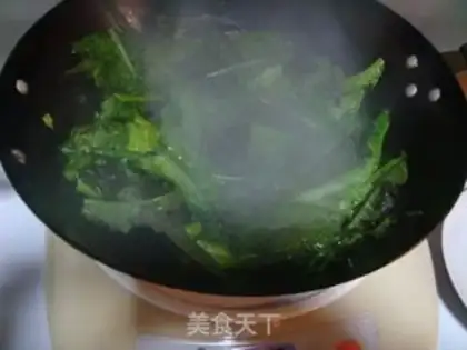 Make Stewed lettuce leaves with rice flour step 1