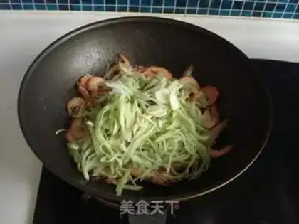 Make stir-fried shrimp with shredded radish step 4