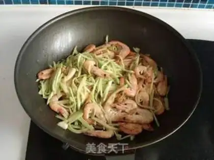 Make stir-fried shrimp with shredded radish step 5