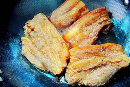 Make Steamed pork belly with garlic cloves step 1