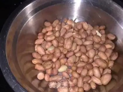 Make Steamed peanuts with western steak step 1