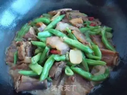 Make Braised bacon with green beans step 10