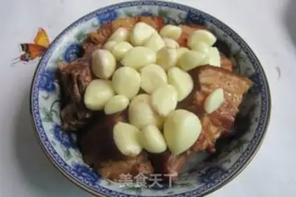 Make Steamed pork belly with garlic cloves step 4