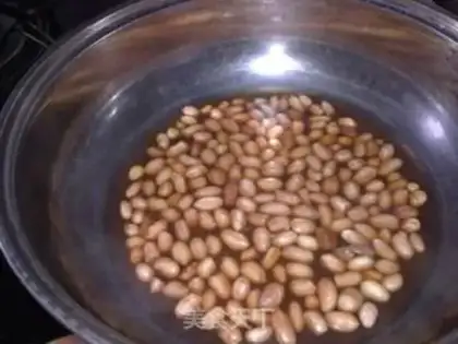 Make Steamed peanuts with western steak step 4
