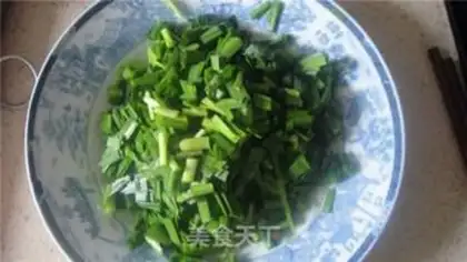 Make Fried eggs with leek step 1