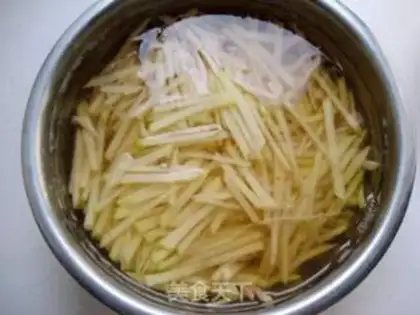 Make stir-fried tomatoes with shredded potatoes step 0