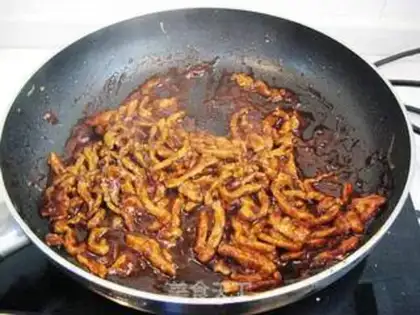 Make Shredded pork in Beijing sauce step 5