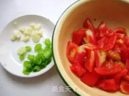 Make stir-fried tomatoes with shredded potatoes step 1