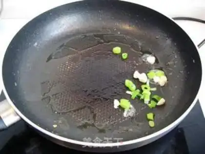 Make stir-fried tomatoes with shredded potatoes step 2