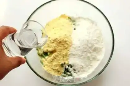 Make Steamed cowpea with corn flour step 4