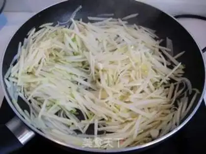 Make stir-fried tomatoes with shredded potatoes step 3