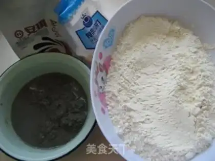 Make Three black bean dregs steamed buns step 0