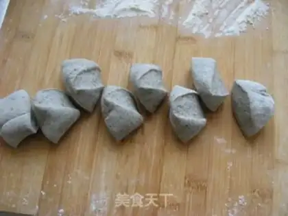Make Three black bean dregs steamed buns step 4