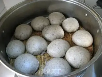 Make Three black bean dregs steamed buns step 6
