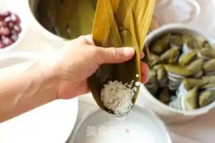 Make Traditional candied jujube rice dumplings step 5