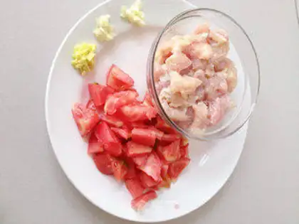 Make diced chicken with tomato sauce step 1