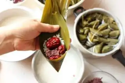 Make Traditional candied jujube rice dumplings step 6
