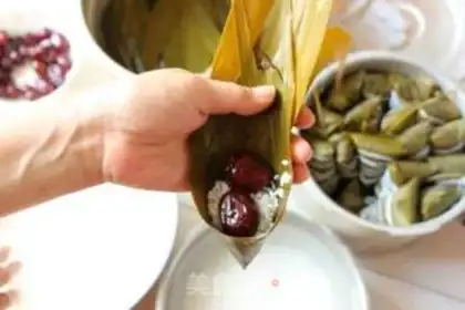 Make Traditional candied jujube rice dumplings step 7