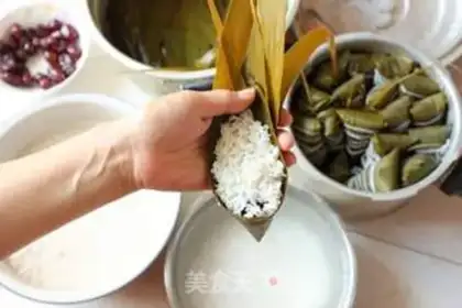 Make Traditional candied jujube rice dumplings step 8
