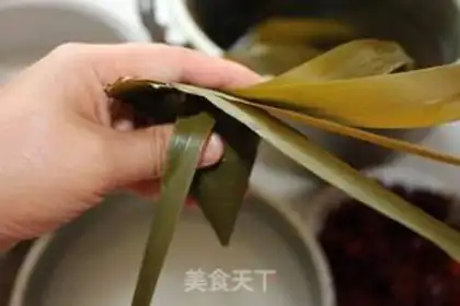 Make Traditional candied jujube rice dumplings step 9