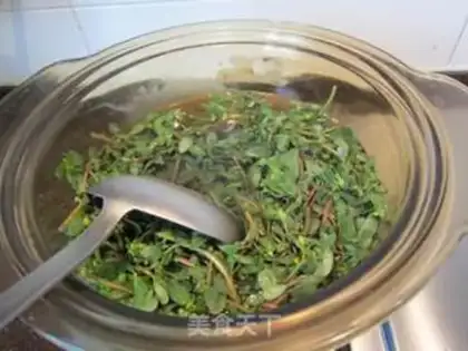 Make purslane garlic paste step 1