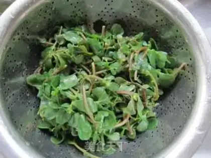 Make purslane garlic paste step 2