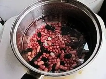 Make Steamed cake with finger bean stuffing step 0
