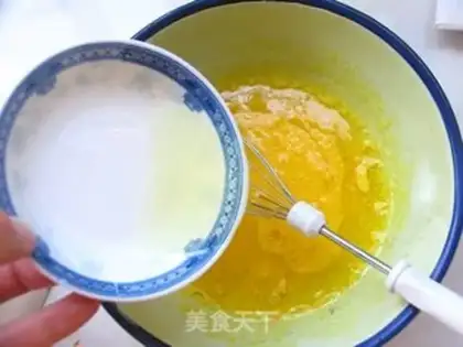 Make Milk tea honey bean cake roll step 3