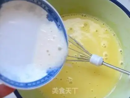 Make Milk tea honey bean cake roll step 4