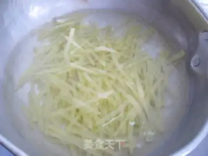Make Spicy shredded potatoes salad step 1