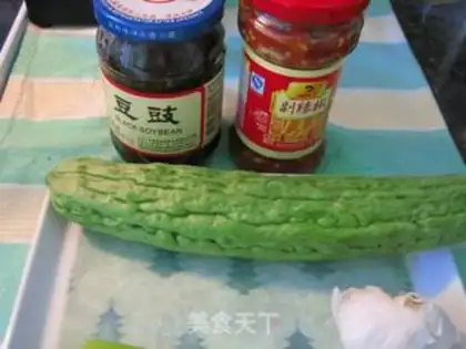 Make stir-fried with chopped pepper and black bean sauce with bitter gourd flavor step 0
