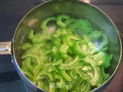 Make stir-fried with chopped pepper and black bean sauce with bitter gourd flavor step 1