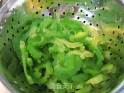 Make stir-fried with chopped pepper and black bean sauce with bitter gourd flavor step 2