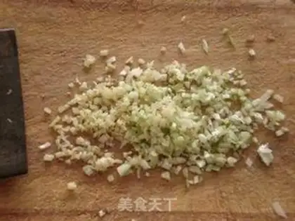 Make Celery pork and fresh shrimp dumplings step 1