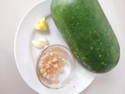 Make Steamed zucchini with jade pillars step 0