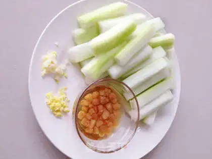 Make Steamed zucchini with jade pillars step 1