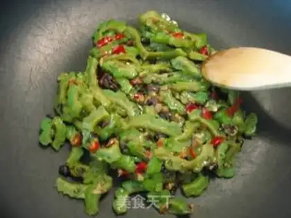 Make stir-fried with chopped pepper and black bean sauce with bitter gourd flavor step 6