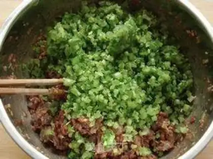 Make Celery pork and fresh shrimp dumplings step 7