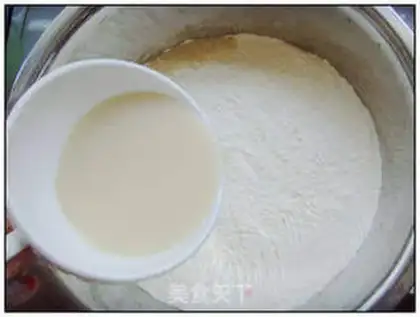 Make milk-scented steamed buns step 2