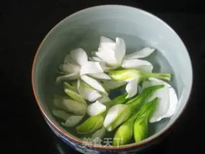 Make Gardenia flower, wolfberry and millet porridge step 2