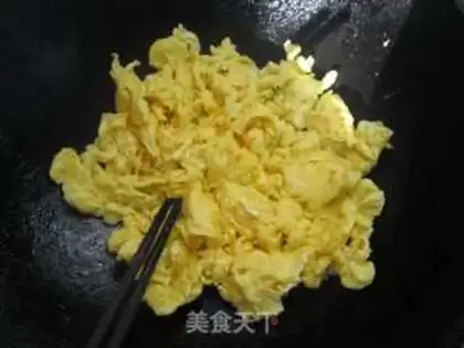 Make tomato scrambled eggs step 1