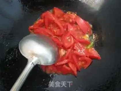 Make tomato scrambled eggs step 2