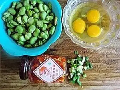 Make Scrambled eggs with chopped pepper and broad beans step 0