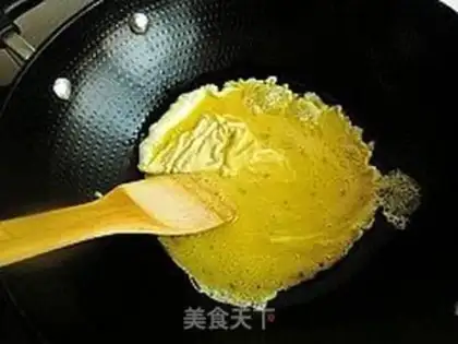 Make Scrambled eggs with chopped pepper and broad beans step 1