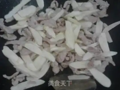 Make stir-fried pork with rice bamboo step 2