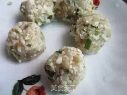 Make Fried meatballs with onion flavor step 1