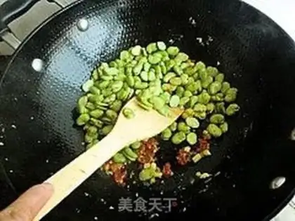 Make Scrambled eggs with chopped pepper and broad beans step 4