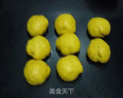 Make wolfberry red bean paste bread step 7
